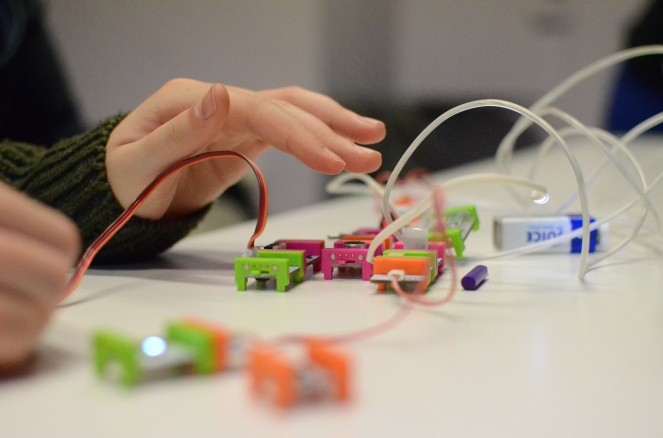 Taller_para_niños_as_de_littleBits,_28_de_febrero_2014,_Espacio_Miscela,_Madrid